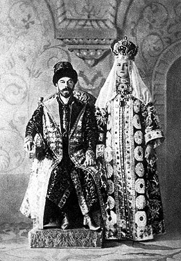 Царская чета в костюмах царя Алексея Михайловича и его супруги. Фотография. 1913 г.